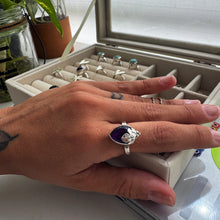 Cargar imagen en el visor de la galería, Anillo Uvita Amatista - tamaño regulable - Plata925