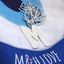 Cargar imagen en el visor de la galería, Letras - 4 cm - macizas Plata925- elegí tu letra en el menú desplegable - pieza hecha por encargue, ver plazos de entrega 🧿