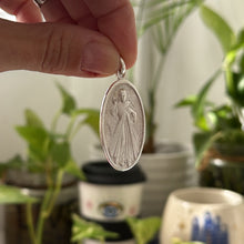 Cargar imagen en el visor de la galería, Medallón doble, Virgen de Guadalupe y Jesús de la Divina Misericordia- 3,8 cm - Plata925