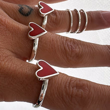 Cargar imagen en el visor de la galería, Anillo fino Corazón Rojo - tamaño regulable - Plata925