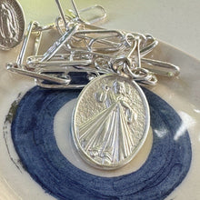 Cargar imagen en el visor de la galería, Medallón doble, Virgen de Guadalupe y Jesús de la Divina Misericordia- 3,8 cm - Plata925