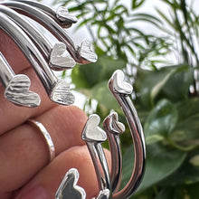 Cargar imagen en el visor de la galería, Pulsera Corazones - tamaño regulable - Plata925