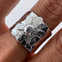 Cargar imagen en el visor de la galería, Anillo ancho Flor - tamaño regulable - Plata925