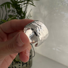 Cargar imagen en el visor de la galería, Anillo Bombé texturado - tamaño regulable - Plata925
