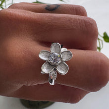 Cargar imagen en el visor de la galería, Anillo Flor Cristal - tamaño regulable - Plata925