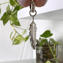 Cargar imagen en el visor de la galería, Dije Pluma - 1,5 cm - Plata925