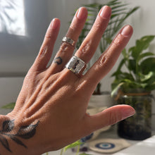 Cargar imagen en el visor de la galería, Anillo bombé texturado - tamaño regulable - Plata925