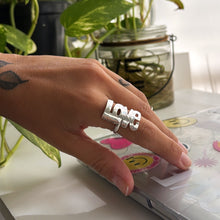 Cargar imagen en el visor de la galería, Anillo LOVE - tamaño regulable - Plata925