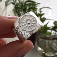 Cargar imagen en el visor de la galería, Anillo Sol - tamaño regulable - Plata925