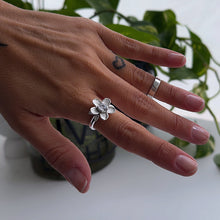 Cargar imagen en el visor de la galería, Anillo Flor Cristal - tamaño regulable - Plata925