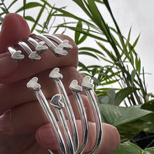 Cargar imagen en el visor de la galería, Pulsera Corazones - tamaño regulable - Plata925