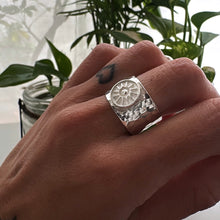 Cargar imagen en el visor de la galería, Anillo Sol - tamaño regulable - Plata925
