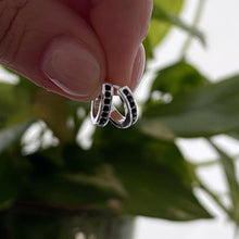 Cargar imagen en el visor de la galería, Caravanas aros Zirconias negras - 11 mm - Plata925