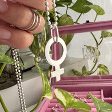 Cargar imagen en el visor de la galería, Dije “Por Todas” - 2,5 cm - Plata925