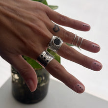 Cargar imagen en el visor de la galería, Anillo Tres Marías Negro. Protección y Fuerza - tamaño regulable - Plata925