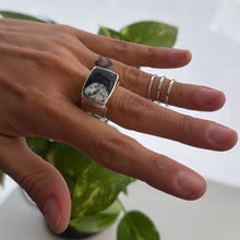 Cargar imagen en el visor de la galería, Anillo piedra Merlinita - tamaño regulable - Plata925