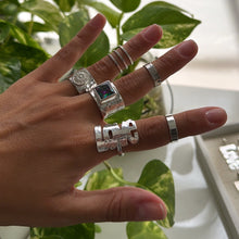 Cargar imagen en el visor de la galería, Anillo LOVE - tamaño regulable - Plata925