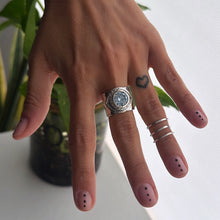Cargar imagen en el visor de la galería, Anillo Ojo Portal Sagrado Celeste - tamaño regulable - Plata925