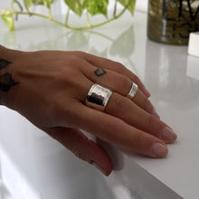 Cargar imagen en el visor de la galería, Anillo bombé texturado - tamaño regulable - Plata925