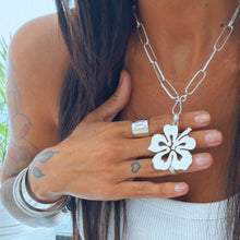 Cargar imagen en el visor de la galería, Dije Flor de Hibisco - 4 cm - Plata925