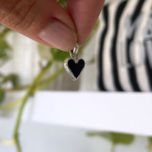 Cargar imagen en el visor de la galería, Mini dije Corazón negro - 12 mm - Plata925