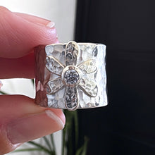 Cargar imagen en el visor de la galería, Anillo ancho Flor - tamaño regulable - Plata925