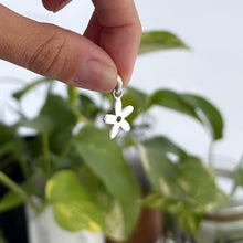 Cargar imagen en el visor de la galería, Dije Flor - 15 mm - Plata925