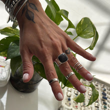 Cargar imagen en el visor de la galería, Anillo Black fósil - tamaño regulable - Plata925