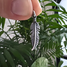 Cargar imagen en el visor de la galería, Dije Pluma - Plata925