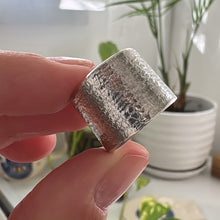 Cargar imagen en el visor de la galería, Anillo ancho texturado - tamaño regulable - Plata925
