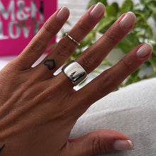 Cargar imagen en el visor de la galería, Anillo Bombé liso - tamaño regulable - Plata925