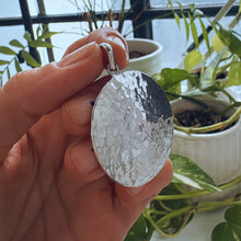 Cargar imagen en el visor de la galería, Colgante Luna Llena - 4 cm - Plata925