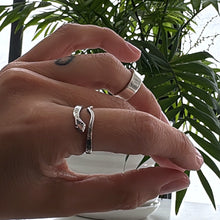 Cargar imagen en el visor de la galería, Anillo Serpiente- tamaño regulable- Plata925
