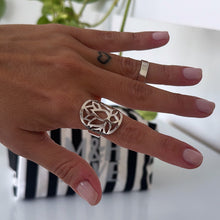 Cargar imagen en el visor de la galería, Anillo Flor de Loto - tamaño regulable - Plata925