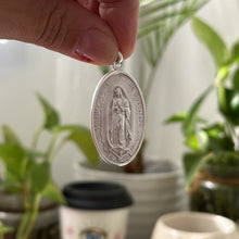 Cargar imagen en el visor de la galería, Medallón doble, Virgen de Guadalupe y Jesús de la Divina Misericordia- 3,8 cm - Plata925