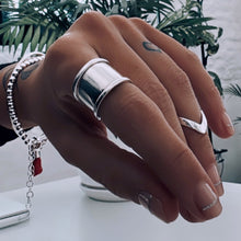 Cargar imagen en el visor de la galería, Anillo liso bordes - tamaño regulable- Plata925