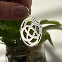 Cargar imagen en el visor de la galería, Colgante Nudo Celta. Enlace eterno - 3,5 cm - Plata925