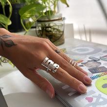 Cargar imagen en el visor de la galería, Anillo LOVE - tamaño regulable - Plata925