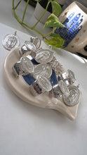 Cargar imagen en el visor de la galería, Medallón doble, Virgen de Guadalupe y Jesús de la Divina Misericordia- 3,8 cm - Plata925