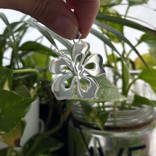 Cargar imagen en el visor de la galería, Dije Flor de Hibisco - 4 cm - Plata925