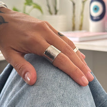 Cargar imagen en el visor de la galería, Anillo ancho texturado - tamaño regulable - Plata925