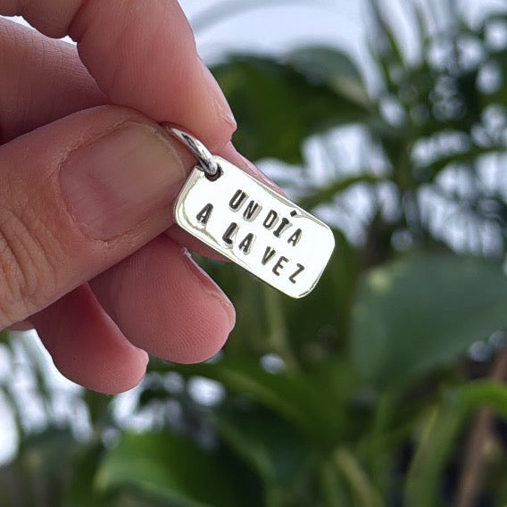 Dije UN DÍA A LA VEZ - 21 mm - Plata925