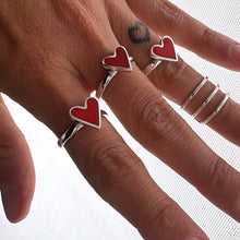 Cargar imagen en el visor de la galería, Anillo fino Corazón Rojo - tamaño regulable - Plata925