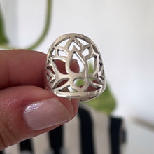 Cargar imagen en el visor de la galería, Anillo Flor de Loto - tamaño regulable - Plata925