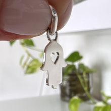 Cargar imagen en el visor de la galería, Dije Mano Protectora - 1,5 cm - Plata925