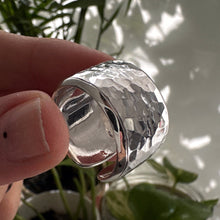 Cargar imagen en el visor de la galería, Anillo Bombé texturado - tamaño regulable - Plata925