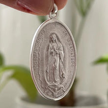 Cargar imagen en el visor de la galería, Medallón doble, Virgen de Guadalupe y Jesús de la Divina Misericordia- 3,8 cm - Plata925