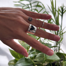 Cargar imagen en el visor de la galería, Anillo bombé Corazón Negro - tamaño regulable - Plata925
