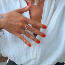 Cargar imagen en el visor de la galería, Anillo fino Corazón Rojo - tamaño regulable - Plata925